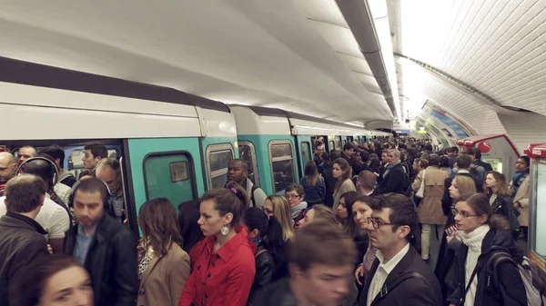 フランス 2017 パリの地下鉄鉄道ワゴン ラッシュ時に人の群れでいっぱい — ストック写真