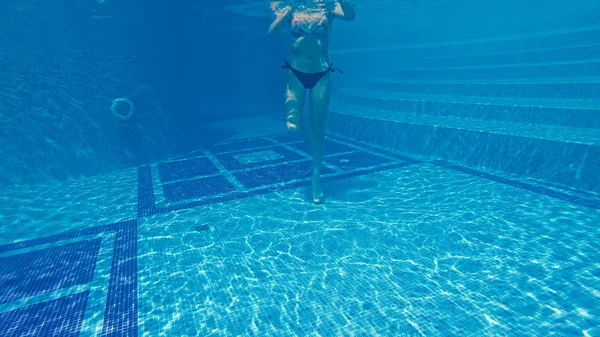 Adolescente Atraente Nadando Debaixo Água Piscina Luxo Com Nariz Fechado — Fotografia de Stock