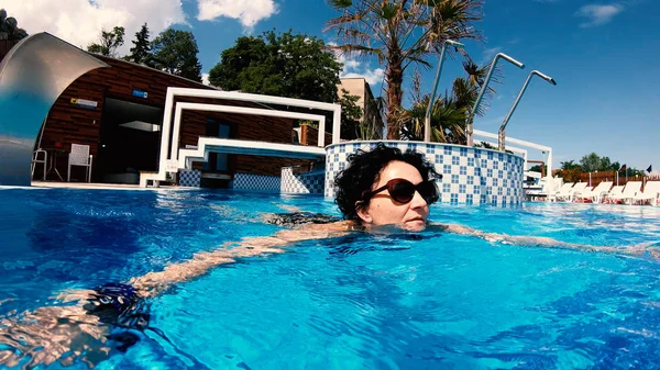 Krásná Žena Sluneční Brýle Plavání Odpočíval Luxusní Bazén Pod Širým — Stock fotografie