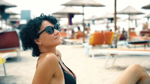 Krásná Žena Brýlemi Letní Dovolenou Pláži Úsměv Kamery — Stock fotografie