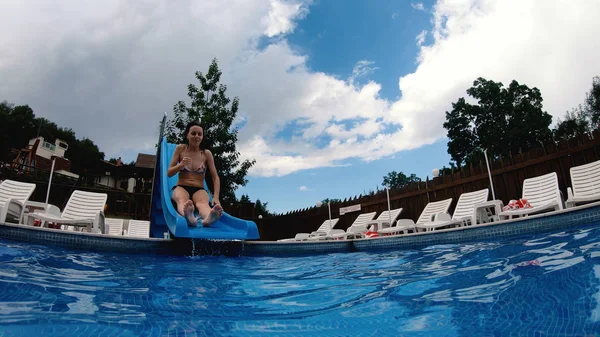 Teenie Mädchen Bikini Rutscht Eine Plastikrutsche Hinunter Und Planscht Schwimmbad — Stockfoto