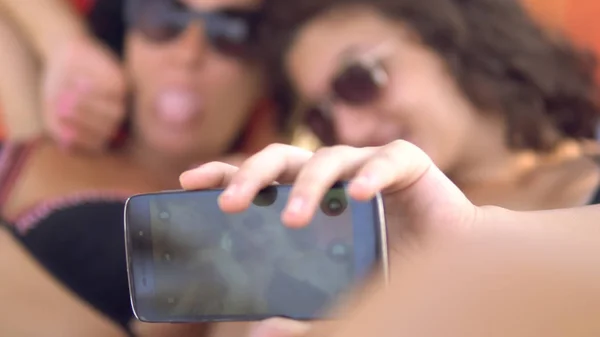 Madre Hija Hacen Selfie Smartphone Durante Las Vacaciones Verano Enfoque —  Fotos de Stock