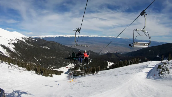 索非亚 保加利亚 2018年1月 滑雪者 滑雪乘坐滑雪升降机 运输到山滑雪斜坡度假村 慢动作 — 图库照片