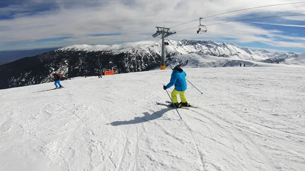 Seguindo Pontos Vista Menino Esquiador Corrida Esqui — Fotografia de Stock