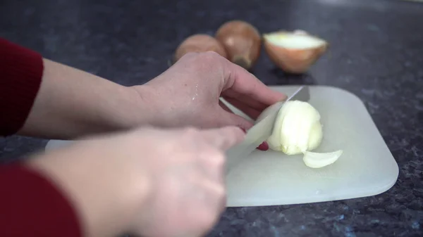 Ręce Ostrym Nożem Siekaniem Świeżej Cebuli Stole Kuchennym — Zdjęcie stockowe