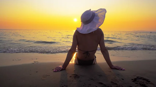 Молодая Женщина Большой Шляпе Отдыхает Пляже Закате Концепция Путешествия Лета — стоковое фото