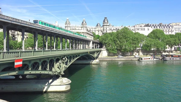 Bir Hakeim Híd Metróvonal Halad Kerítőháló Folyó Napsütéses Nap Párizsban — Stock Fotó