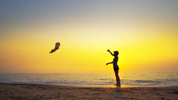 Мальчик Запускает Воздушного Змея Бегущего Пляжу Закате Кинематографический Выстрел — стоковое фото
