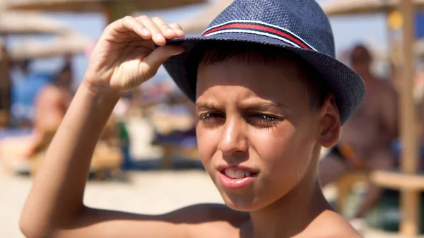 Sevimli Yakışıklı Çocuk Şapka Ile Plajda Gülümseyen Seçici Odak Teşkil — Stok fotoğraf