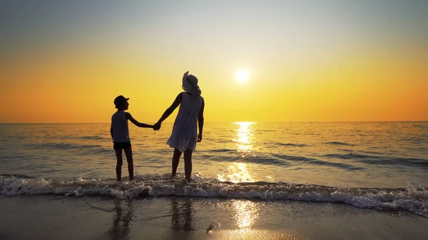 Rodina Lásku Letní Moře Západ Slunce Matka Bílých Šatech Obejmout — Stock fotografie