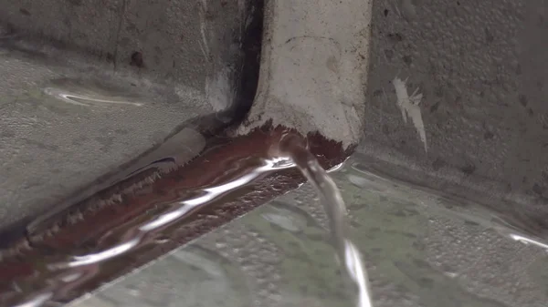 Yağmur fırtına evin çatı sızıntı closeup