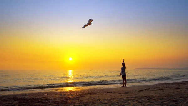 Sommar Semester Koncept Ung Pojke Kör Med Kite Tom Beach — Stockfoto