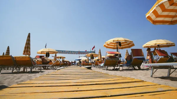 Durres Albania Aug 2017 Los Turistas Visitan Famosa Playa Manhattan — Foto de Stock