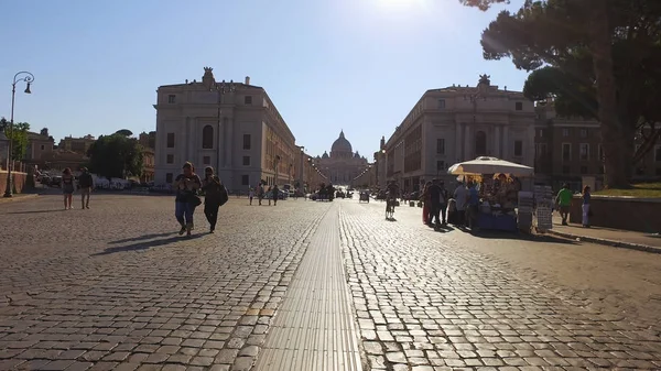 ローマ イタリア 2017 観光散歩を介してデッラ Conciliazione バチカンの大聖堂の眺めと サンピエトロ広場に向かって通りでハメ撮り — ストック写真