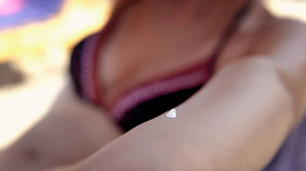 Modèle Féminin Appliquer Crème Solaire Sur Main Épaule Assis Sur — Photo
