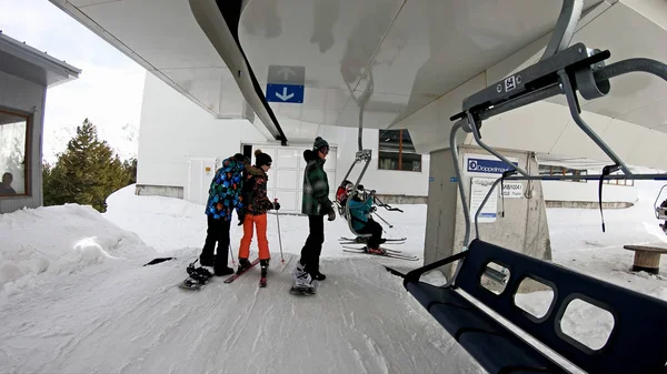 Bansko, Bulgaristan - Şubat, 2018 yaklaşık: Pov kayakçılar ve teleferik Bansko, Bulgaristan üzerinde kış döneminde yatılı Snowboard düşkünleri. Teleferik halklar yamaç, ağır çekim kadar kaldırdı