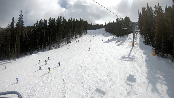 在阳光明媚的冬日里 滑雪者乘坐缆车 慢动作 — 图库照片