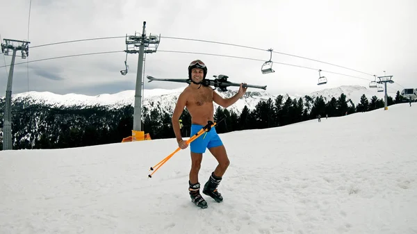 Sexy Desnudo Gay Celebración Cielos Pose Esquí Pendiente Bajo Ski —  Fotos de Stock