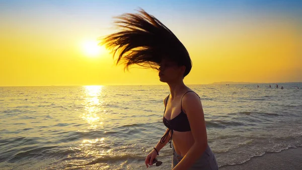 Vacker Modell Baddräkt Poserar Stranden Solnedgången Solljus Med Långt Hår — Stockfoto