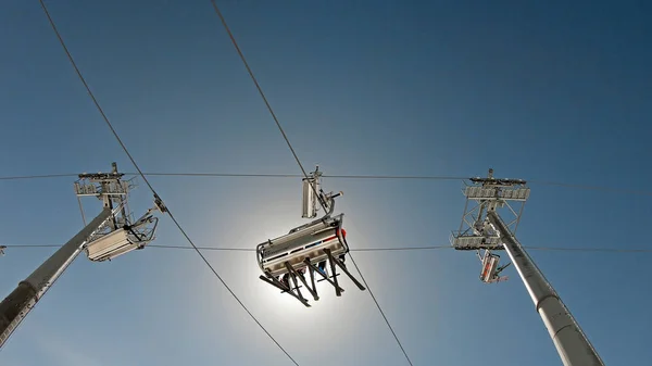 Esquiadores Snowboarders Estão Levantando Teleférico Nas Montanhas — Fotografia de Stock