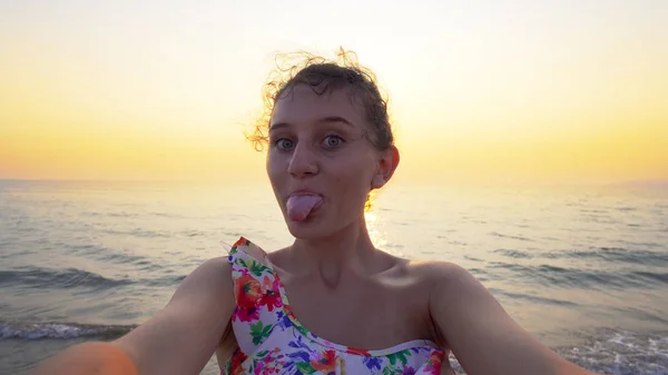 Selfie Fiatal Tini Holding Kamera Kapcsolja Strandon Naplementekor — Stock Fotó