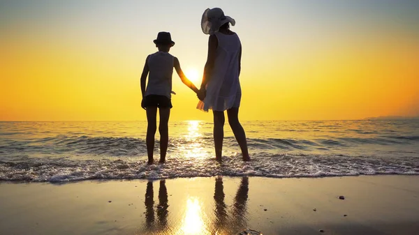 Caminhada Família Praia Para Pôr Sol Mar Ondas Salpicadas Mulher — Fotografia de Stock