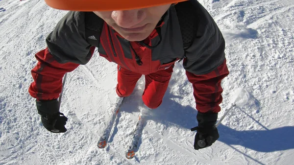 Primera Persona Ver Cerrar Esquiador Irreconocible Montar Por Empinada Ladera — Foto de Stock