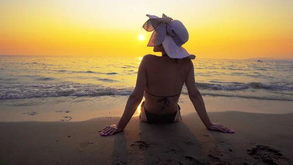 Spaanse Vrouw Met Hoed Zittend Het Strand Bij Zonsondergang Zee — Stockfoto
