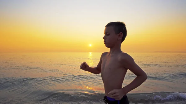 Primo Piano Del Ragazzo Che Corre Facendo Jogging Sulla Spiaggia — Foto Stock