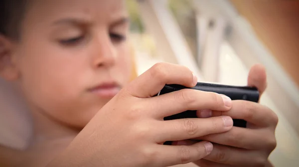 Boy Hrát Hru Smartphone Během Letních Prázdnin Sedět Stínu — Stock fotografie