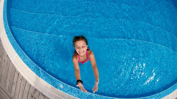 Luftaufnahme Eines Kleinen Mädchens Das Entspannt Flachen Poolwasser Liegt — Stockfoto