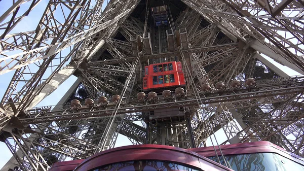 Париж Франция Май 2017 Вид Нижний Угол Главного Лифта Внутри — стоковое фото