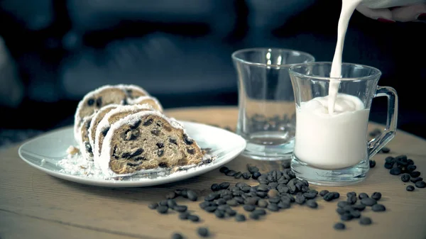 Наливаючи Чашку Молока Французького Шоколадного Кавового Торта Сніданок — стокове фото
