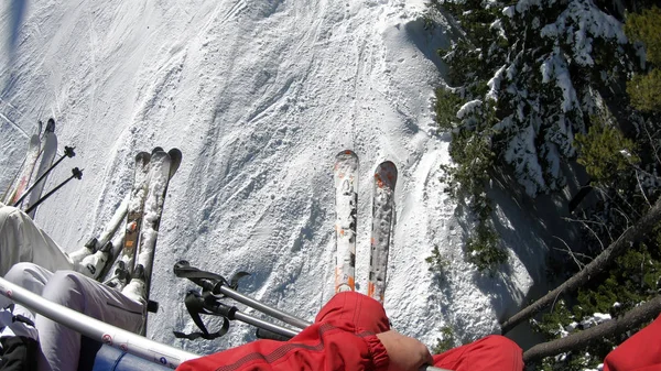 Remonte Con Asientos Sobre Montaña Con Vista Gente Esquí Snowboard —  Fotos de Stock