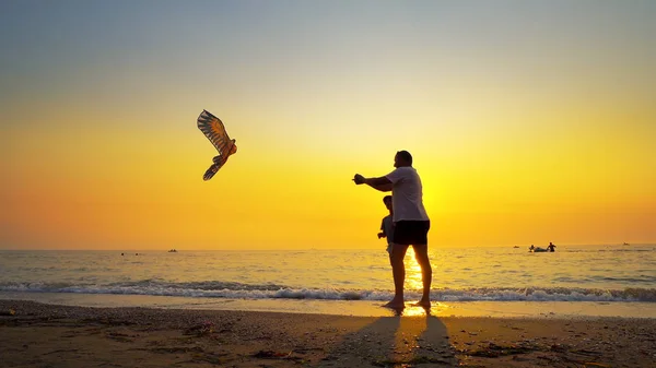 Diversão Família Nas Férias Verão Pai Sol Voam Pipa Colorida — Fotografia de Stock