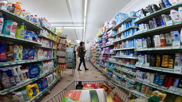 Skopje Makedonie Cca Mar 2018 Muži Tlačí Nákupní Vozík Supermarketu — Stock fotografie