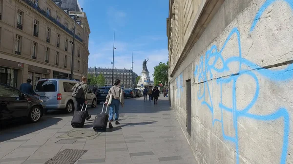París Francia Mayo 2017 Los Peatones Caminan Tirando Maletas Acera —  Fotos de Stock