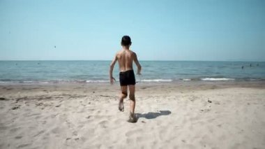 Mutlu çocuk int deniz suyu alma. Açık sinematik steadicam görünümü