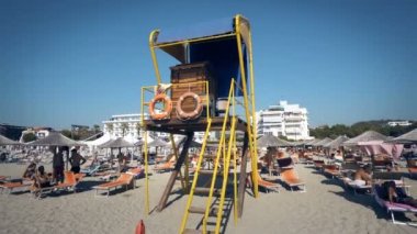 Cankurtaran kulesi ve kıyı şeridi cankurtaran üzerinde lüks resort Durres, Arnavutluk ile plaj