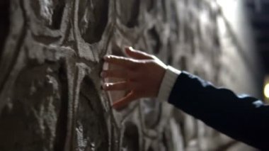 Kız duvar karanlık sokakta ve yavaşça Grazes dokunmadan boyunca bu el ile sinematik dof yürüyor