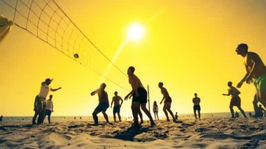 Gün batımı keyfi kavramı, ağır çekim, plaj voleybolu