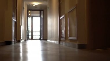 POV yürümek-den geçerek Otel koridor, düşük açılı Pov