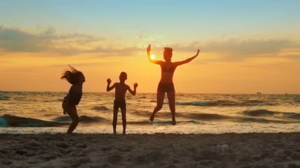 Gruppo Bambini Felici Salta Spiaggia Tramonto Bellezza Gioiosi Amici Adolescenti — Video Stock