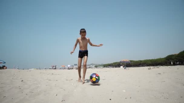 Genç Çocuk Futbol Topuyla Boş Plaj Dribling Sinematik Steadicam Ateş — Stok video