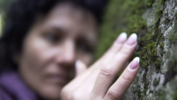 Mujer Emocional Descansando Mano Naturaleza Tocando Musgo Piedra Bosque Hermosa — Vídeo de stock