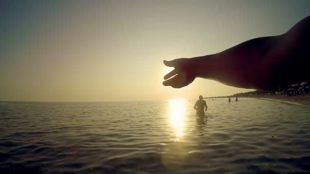 Les Gens Jouent Frisbee Sur Côte Plage Détendez Vous Concept — Video