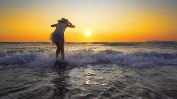 Jonge Vrouw Hoed Staand Het Water Zandstrand Kijkend Naar Een — Stockvideo