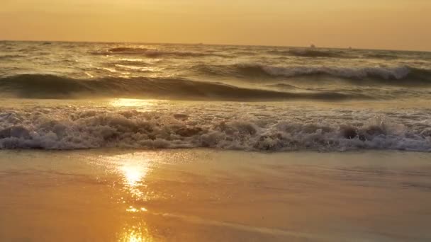 Sturmwellen Spülen Den Strand Wenn Die Sonne Bei Sonnenuntergang Untergeht — Stockvideo