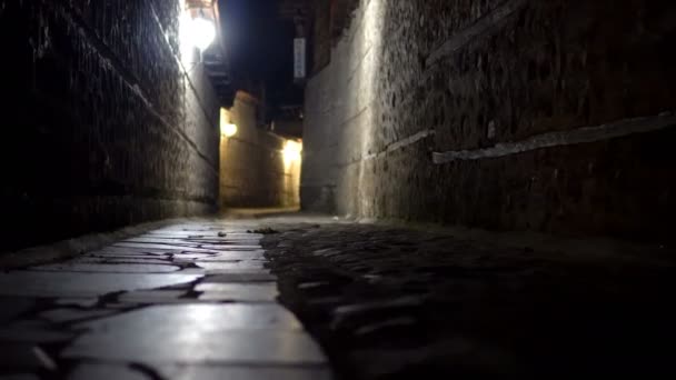 Mover Pov Callejón Estrecho Misterioso Con Faroles Pavimento Piedra Noche — Vídeos de Stock