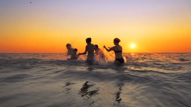 Ομάδα Των Νέων Hipster Άτομα Παίζουν Ψεκασμός Στο Beach Party — Αρχείο Βίντεο